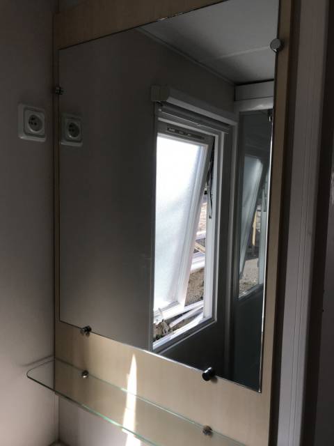 Le miroir de la salle de bain du mobil-home d'occassion IRM Super Mercure Famille 2008