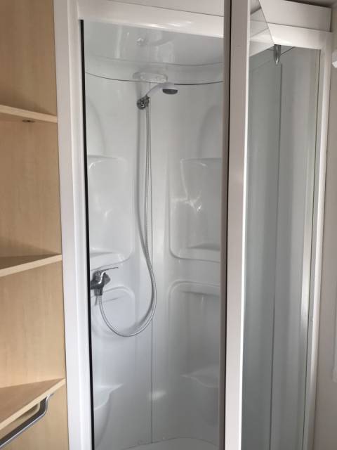 La cabine de douche du mobil-home d'occassion IRM Super Mercure Famille 2008