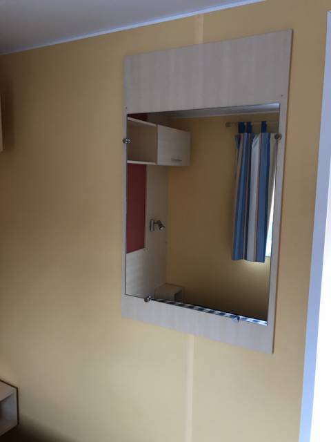 Le miroir de la chambre des parents du mobil-home d’occasion IRM Titania 2006