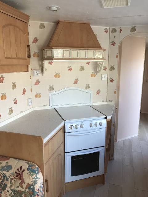 Le four et la hotte de la cuisine du Mobil home d’occasion Atlas Everglade 2002