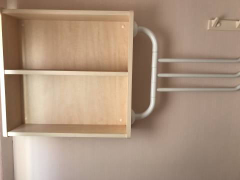 L'étagère murale et son porte serviette de la salle de bain du du Mobil home d’o