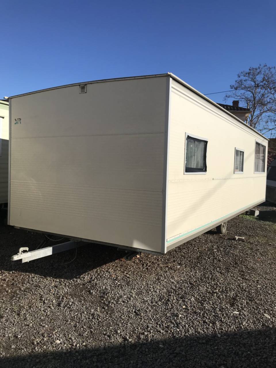 Vu de côté du mobil-home d’occasion Sir