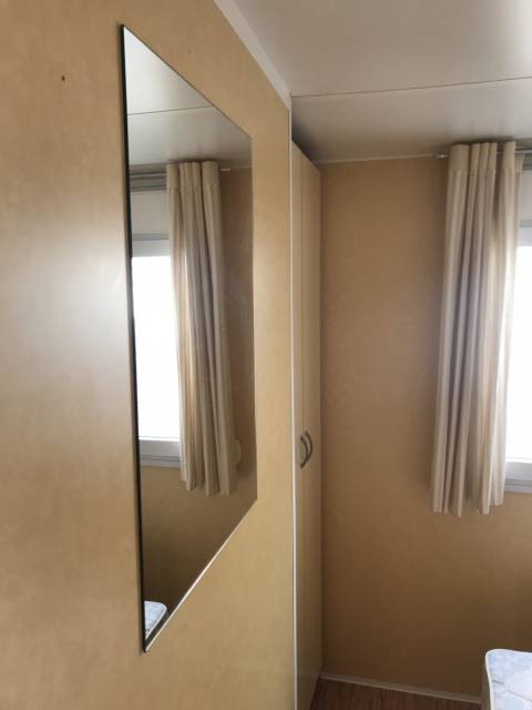 Le miroir de la chambre des parents du mobil home Sun Roller Family 2005