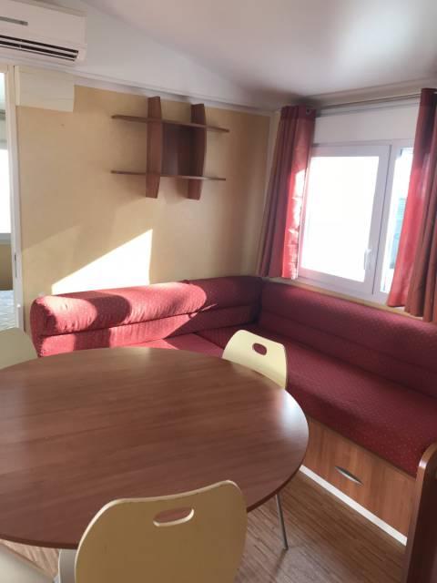 Vue de côté du salon et salle à manger du mobil home Sun Roller Family 2005
