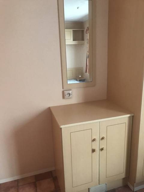 Commode et miroir de la chambre parents du Mobil Home d'occasion ATLAS Sahara 2003