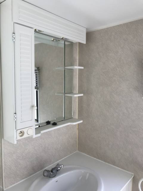 La salle de bain du mobil home Benimar