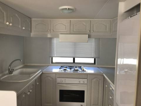 Vue d'ensemble de la cuisine du mobil home Benimar