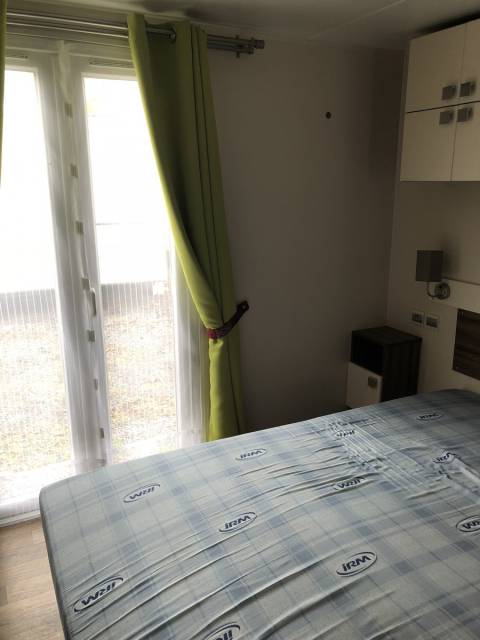 Chambre parentale du mobil home d'occasion IRM Emeraude 2CH