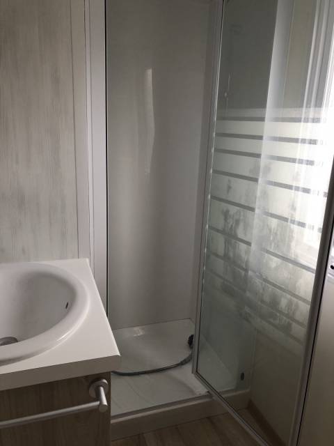 Salle de bain du mobil home d'occasion Louisiane Tamaris 2011