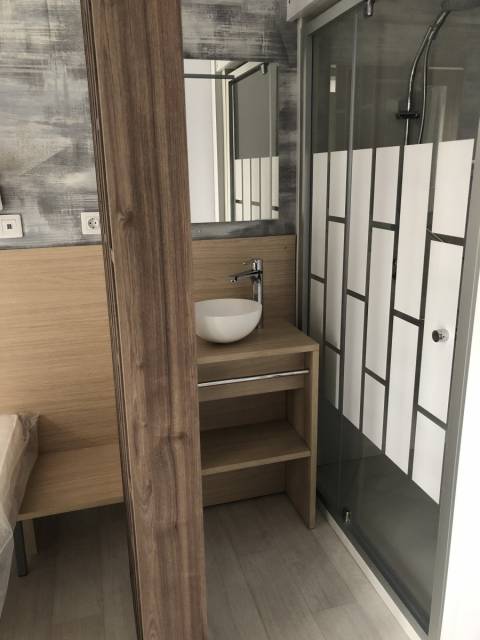 Chambre et salle de bain parentale du mobil home neuf Louisiane Taos F5