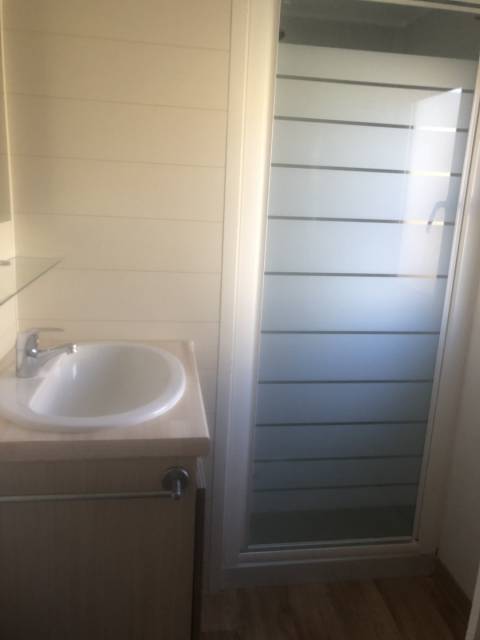 Salle de bain du mobil home d'occasion Louisiane Grand Large 2009