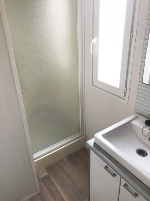 Salle de bain du mobil home d'occasion Sun Roller 3CH