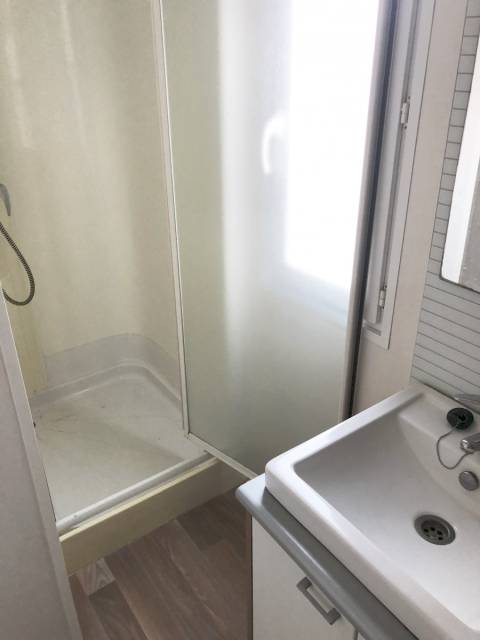 Salle de bain du mobil home d'occasion Sun Roller 3CH