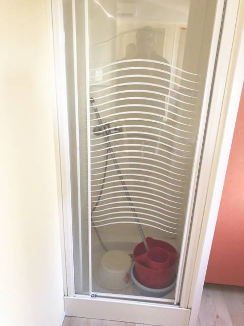 Salle de bain du mobil home IRM Super Mercure Famille 2003