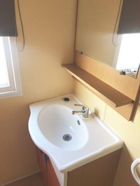 Meuble vasque du mobil home d'occasion IRM Super Mercure Famille 2003