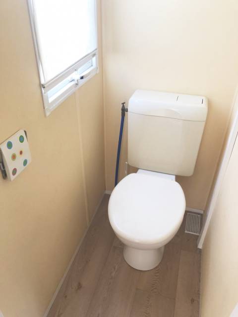 WC séparé du mobil home IRM Super Mercure Famille 2003