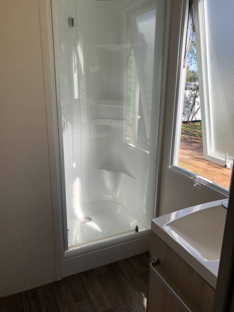 Salle de bain du mobil home d'occasion IRM Super Titania 3CH 2012