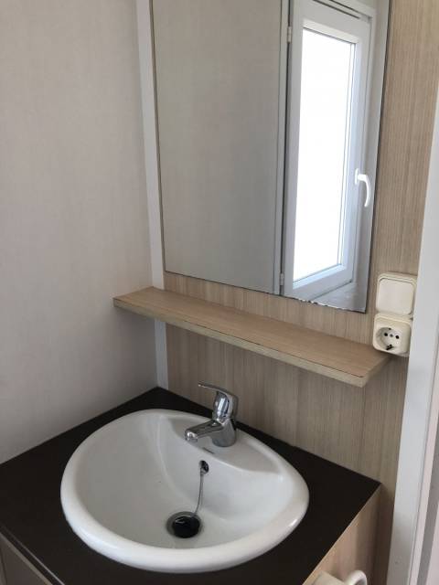 Meuble vasque du mobil home d'occasion Sun Roller Fidji 2008