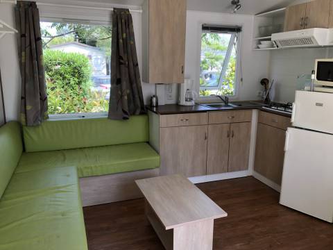 Salon et cuisine du mobil home d'occasion O'Hara 934 3 chambres