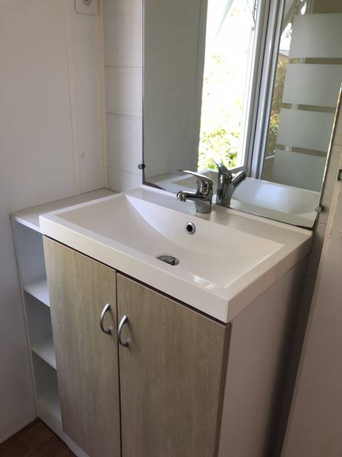 Meuble vasque salle de bain parentale du mobil home d'occasion O'Hara 934 3 chambres