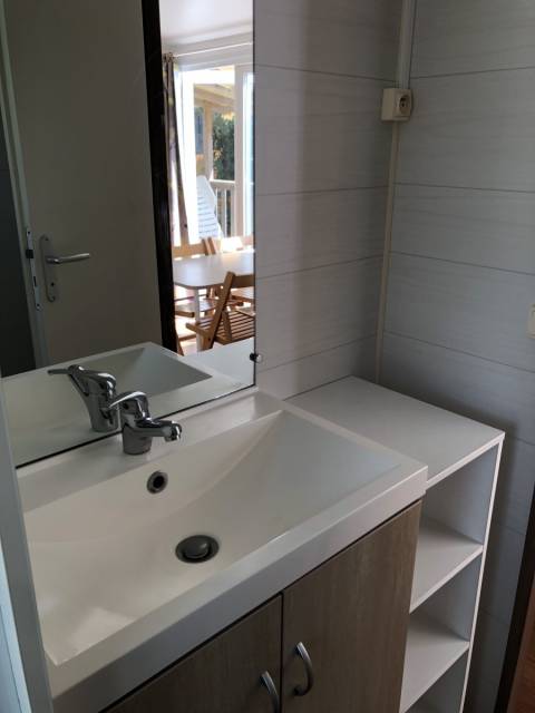 Meuble vasque salle de bain du mobil home d'occasion O'Hara 934 3 chambres