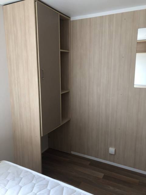 Penderie chambre parentale du mobil home occasion Sun Roller Fidji 2009