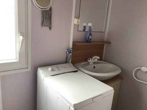 Salle de bain du mobil home d'occasion Sun Roller Mykonos 2009