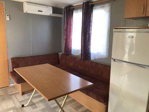 Espace salle à manger du mobil home d'occasion sur parcelle 2ch IRM Titania