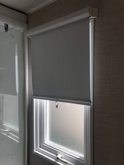 Store occultant salle de bain du mobil home d'occasion IRM Rubis 2008 - 2 chambres