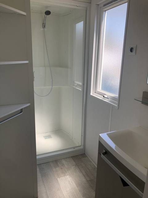 Salle de bain du mobil home d'occasion IRM Super Mercure 2017