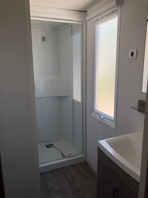 Salle de bain du mobil home d’occasion 2 chambres IRM Super Mercure Access 2013