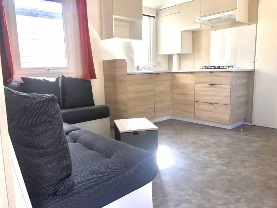 Salon et cuisine du mobil home neuf 2 chambres - IRM Azalée 2020