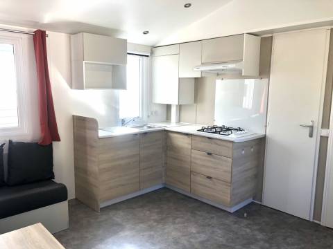 Cuisine du mobil home neuf 2 chambres - IRM Azalée 2020