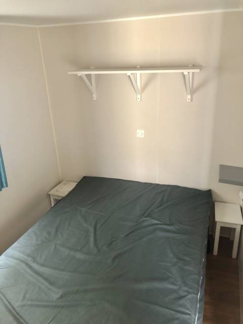 Lit de la chambre parentale du mobil home d'occasion 2 chambres O'HARA 734
