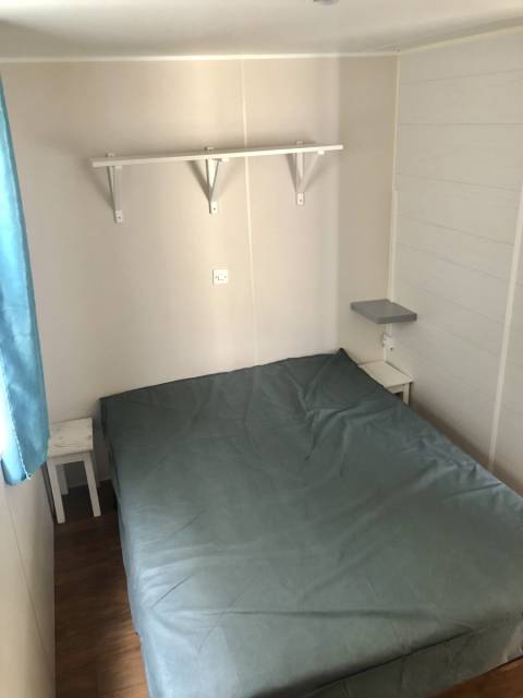 Lit de la chambre parentale du mobil home d'occasion 2 chambres O'HARA 734