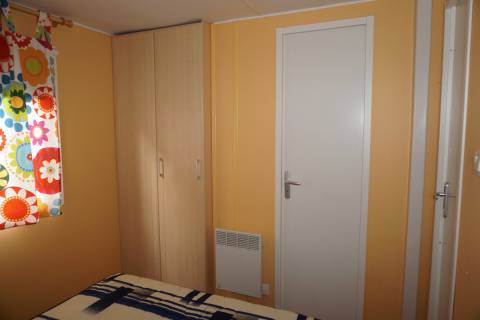 Rangements chambre parentale du mobil home d'occasion 3ch IRM Super Constellation Confort 2006
