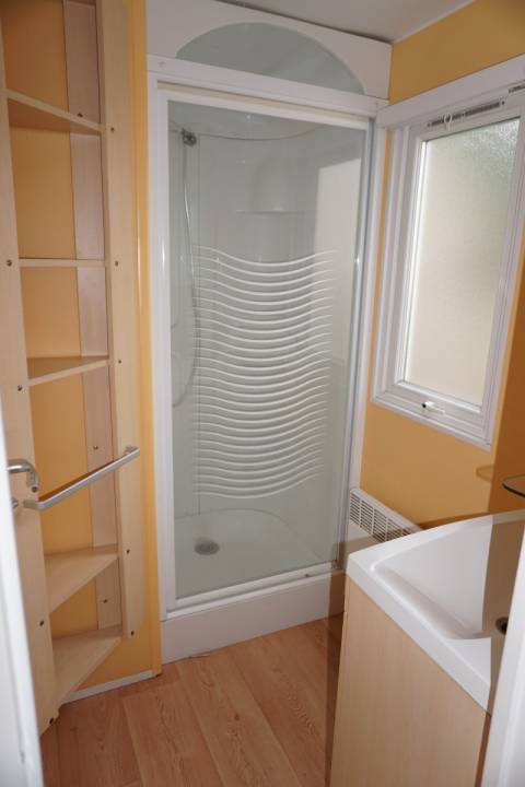 Salle de bain du mobil home d'occasion 3ch IRM Super Constellation Confort  2006