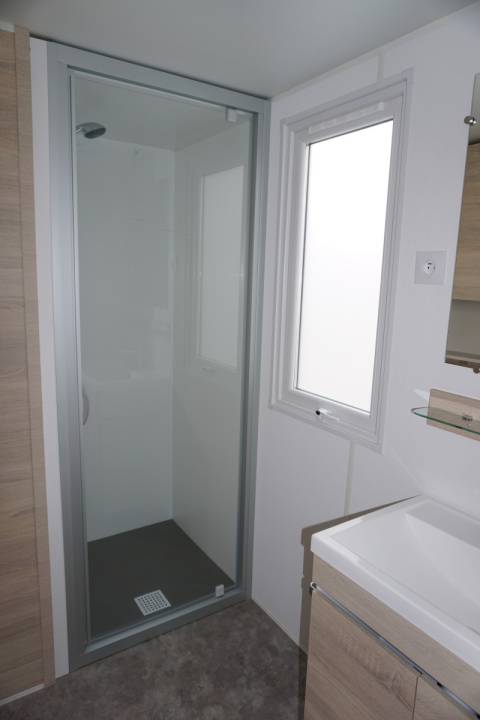 Salle de bain du mobil home neuf 2ch IRM azalée 2021