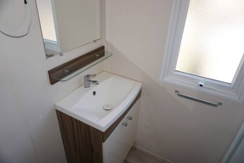 Salle d'eau de la suite parentale du mobil home 3 chambres d'occasion IRM Luminosa