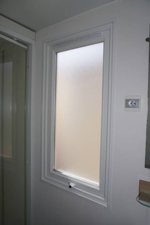 Fenêtre de courtoisie salle d'eau du mobil home IRM Eleganzia année 2014
