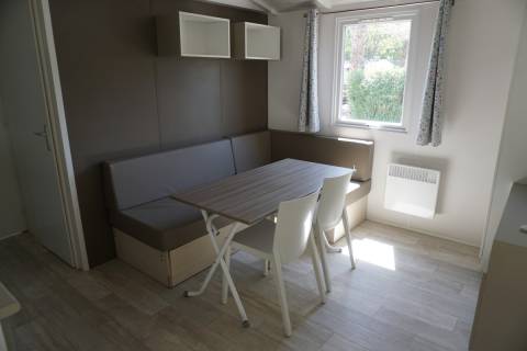 Salon du mobil home d'occasion sur parcelle en camping IRM Super Mercure 2 chambres