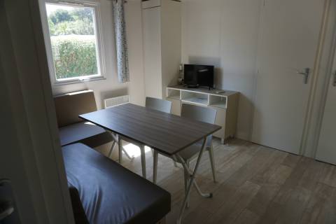 Salon du mobil home d'occasion sur parcelle en camping IRM Super Mercure 2 chambres