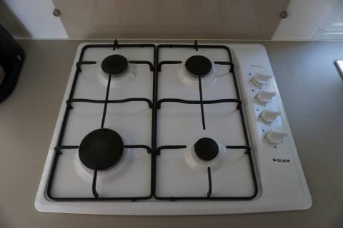 Plaque de cuisson du mobil home sur parcelle en camping IRM Super Mercure 2 chambres