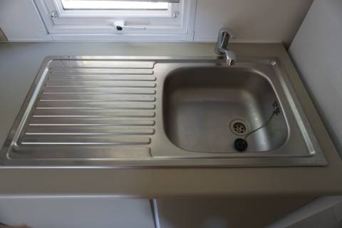 Évier inox du mobil home d'occasion sur parcelle en camping IRM Super Mercure 2 chambres