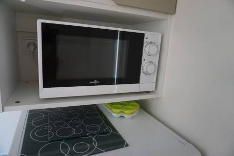 Micro-onde du mobil home sur parcelle en camping IRM Super Mercure 2 chambres