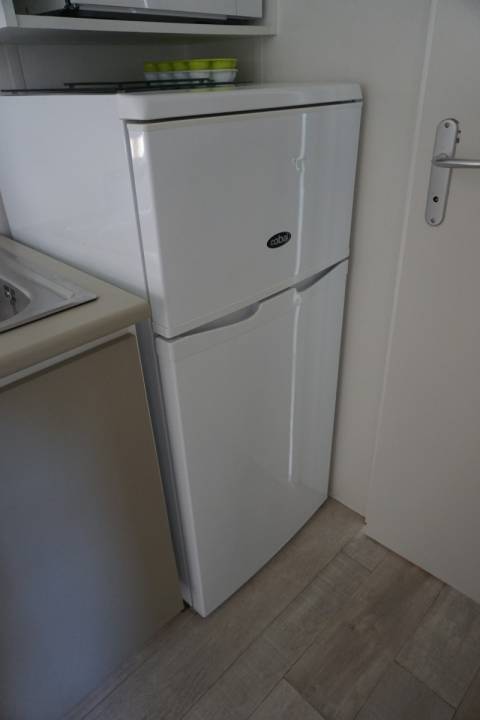 Réfrigérateur du mobil home d'occasion sur parcelle en camping IRM Super Mercure 2 cha