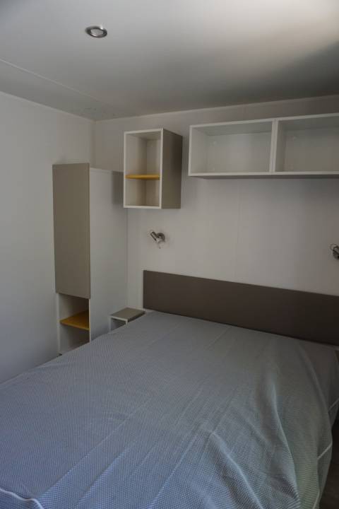 Chambre parentale du mobil home d'occasion sur parcelle en camping IRM Super Mercure 2 chambres