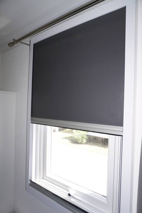 Store moustiquaire occultant du mobil home d'occasion sur parcelle en camping IRM Super Mercure 2 ch