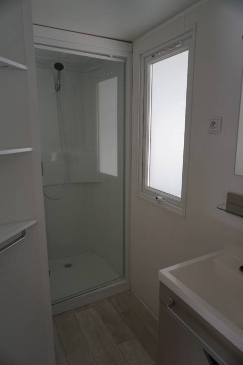 Salle d'eau du mobil home d'occasion sur parcelle en camping IRM Super Mercure 2 chambres