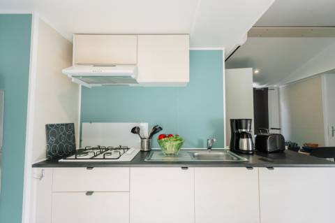 Cuisine du mobil home d'occasion IRM Super Mercure Riviera 2019 2 chambres sur parcelle en camping
